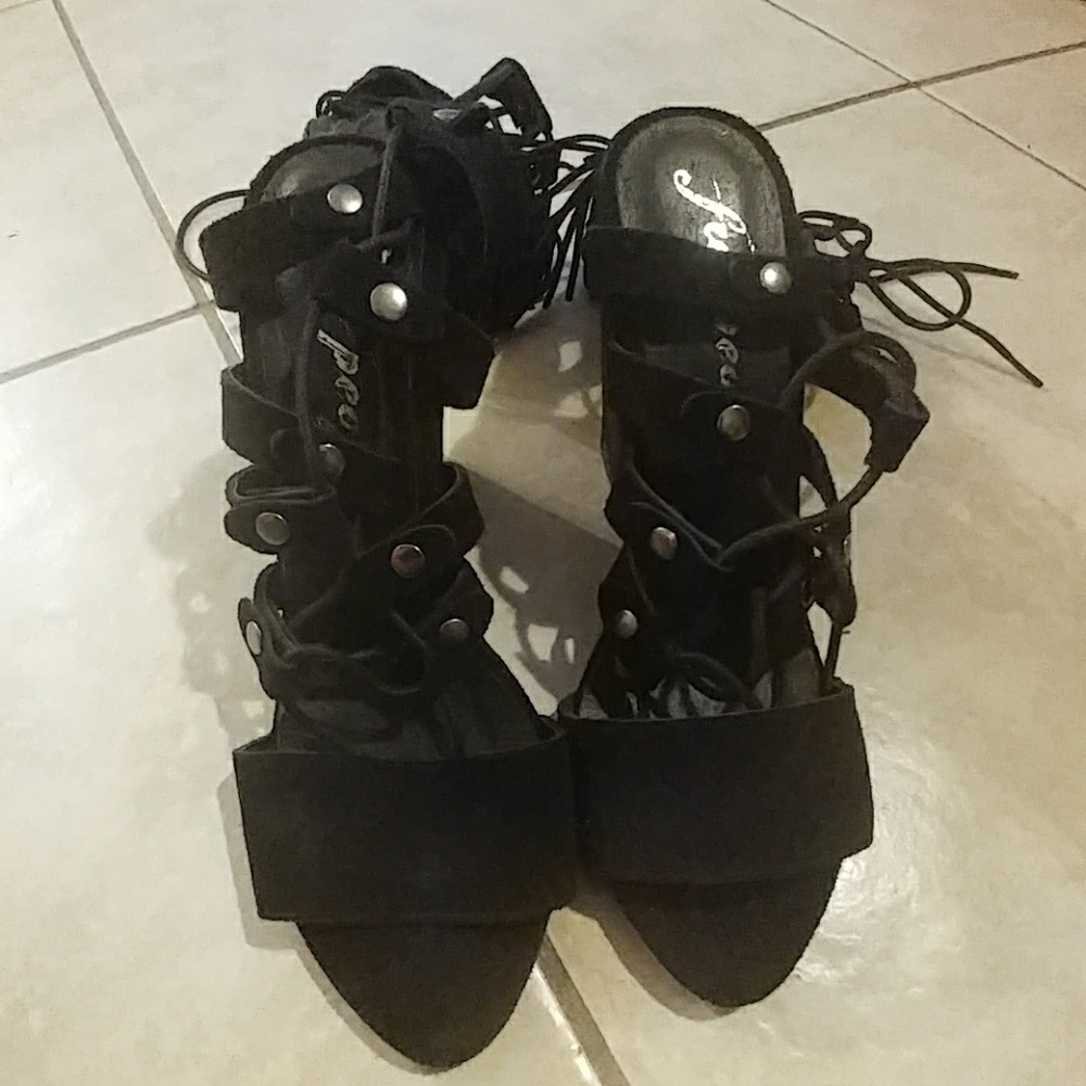 Free People solistic fringe wedge LIKE NEW - Picture 7 of 8
